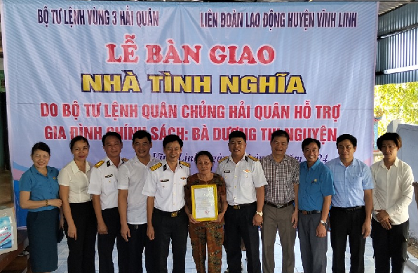 VĨNH LONG: BỘ TƯ LỆNH VÙNG 3 HẢI QUÂN HỐI HỢP VỚI LIÊN ĐOÀN LAO ĐỘNG HUYỆN VĨNH LINH BÀN GIAO NHÀ...